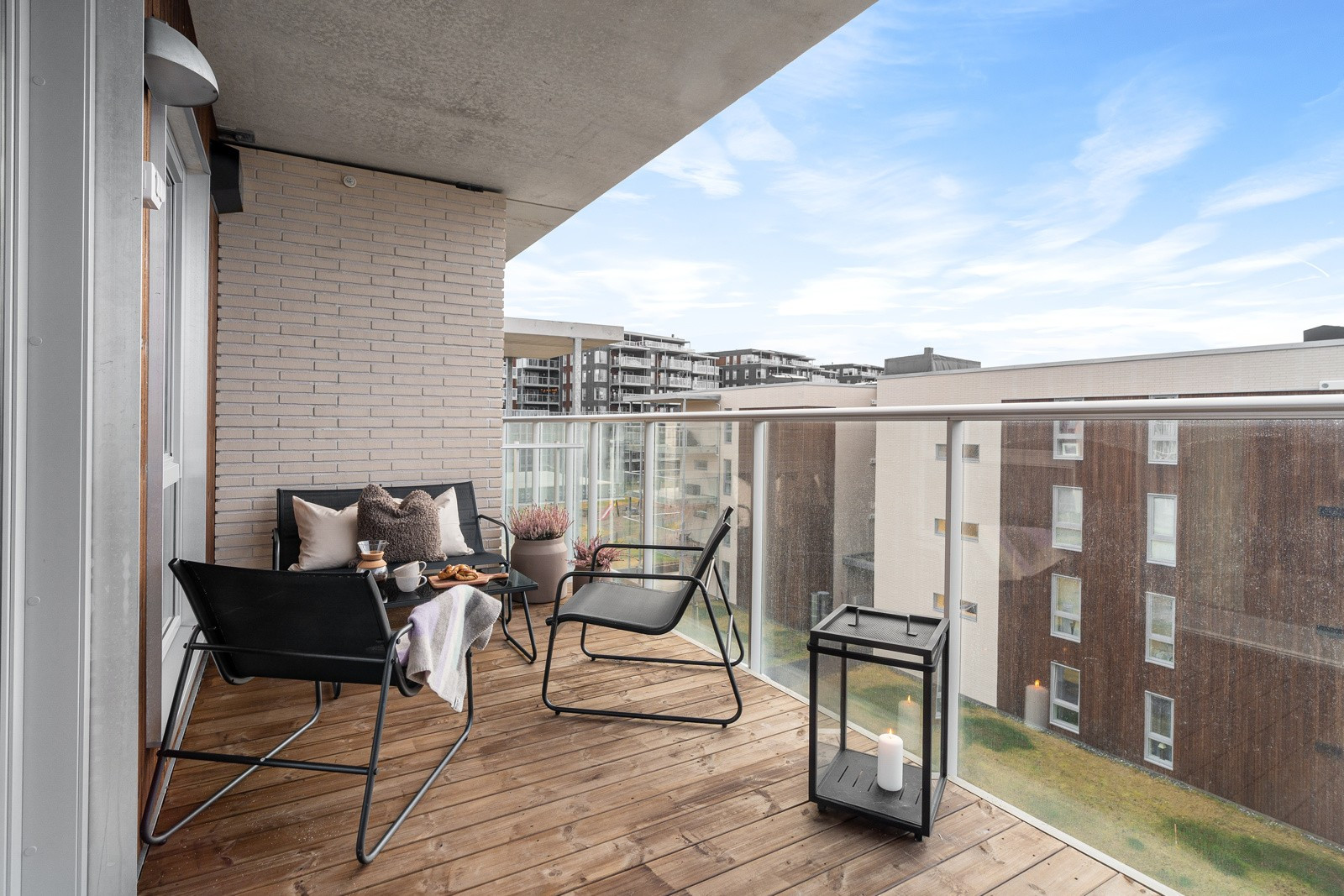 Fra stuen har du utgang til balkong med plass til utemøbler, grill og beplantning.
