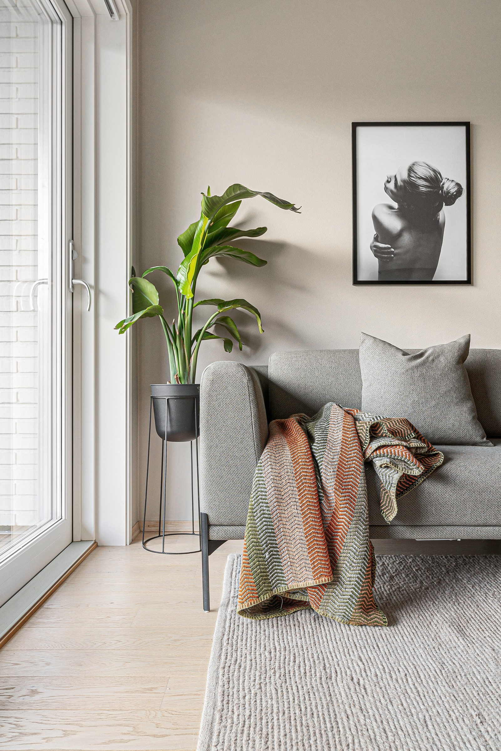 De gode vindusflatene sikrer rikelig med innslipp av naturlig lys.