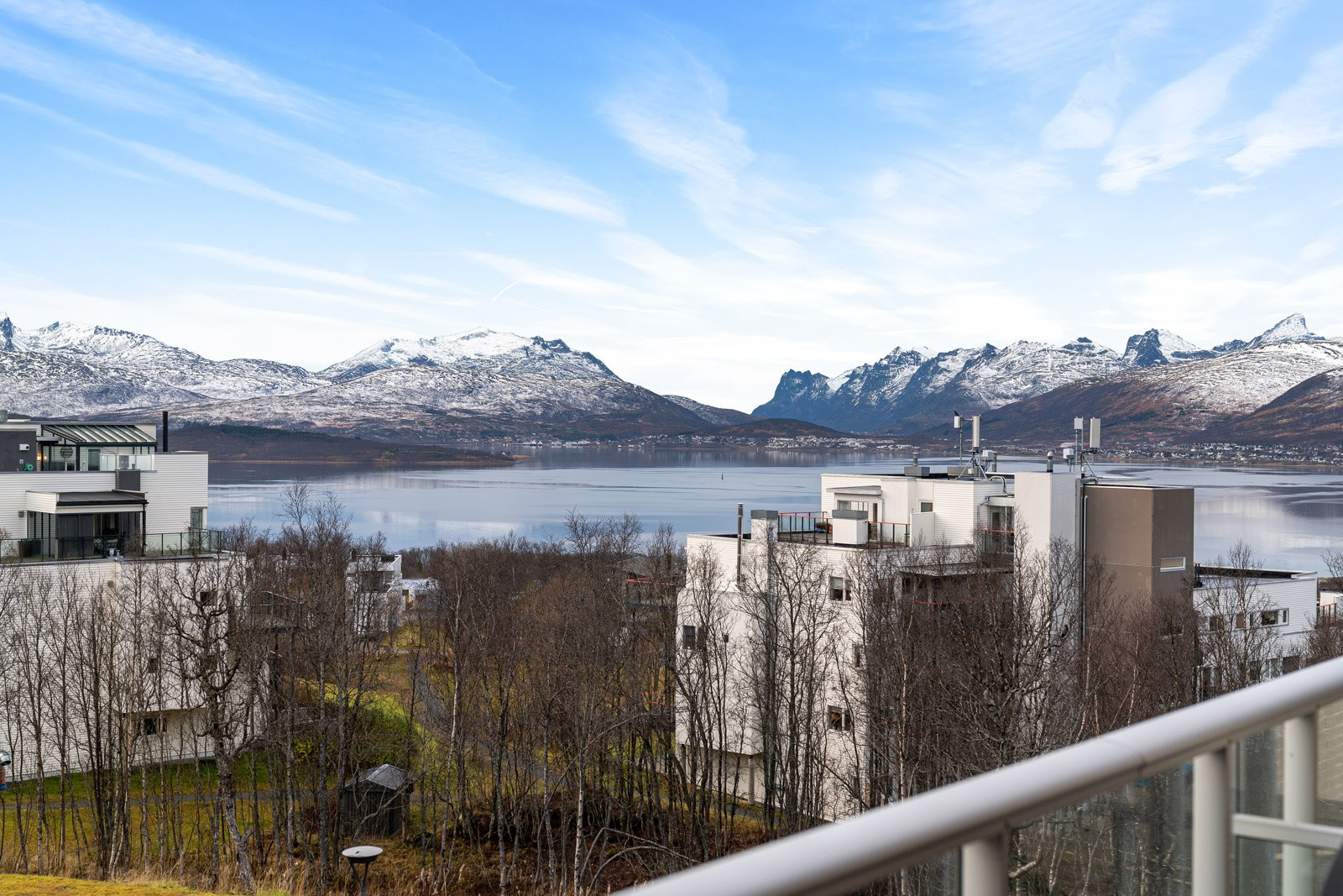 Nydelig utsikt mot sjø og majestetiske fjelltopper!