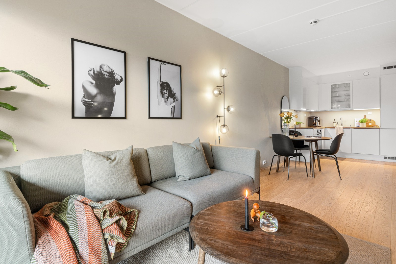 I stuen har du god plass til sofa med tilhørende sofabord.