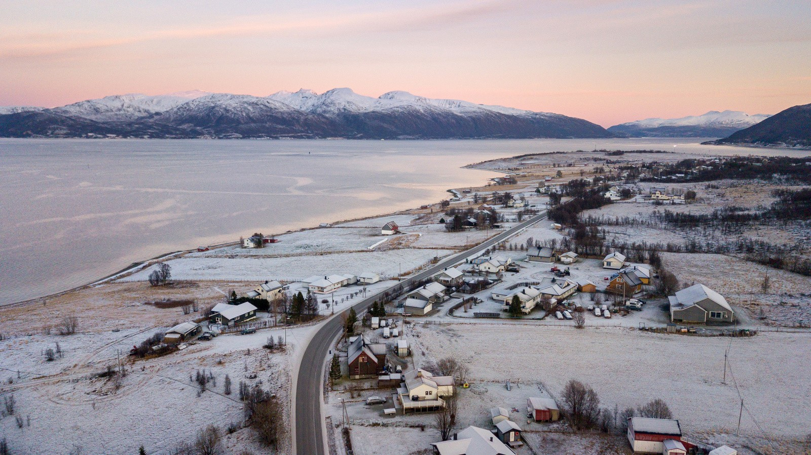Ta kontakt med eiendomsmegler Robin C. Lund for å avtale visning på eiendommen
