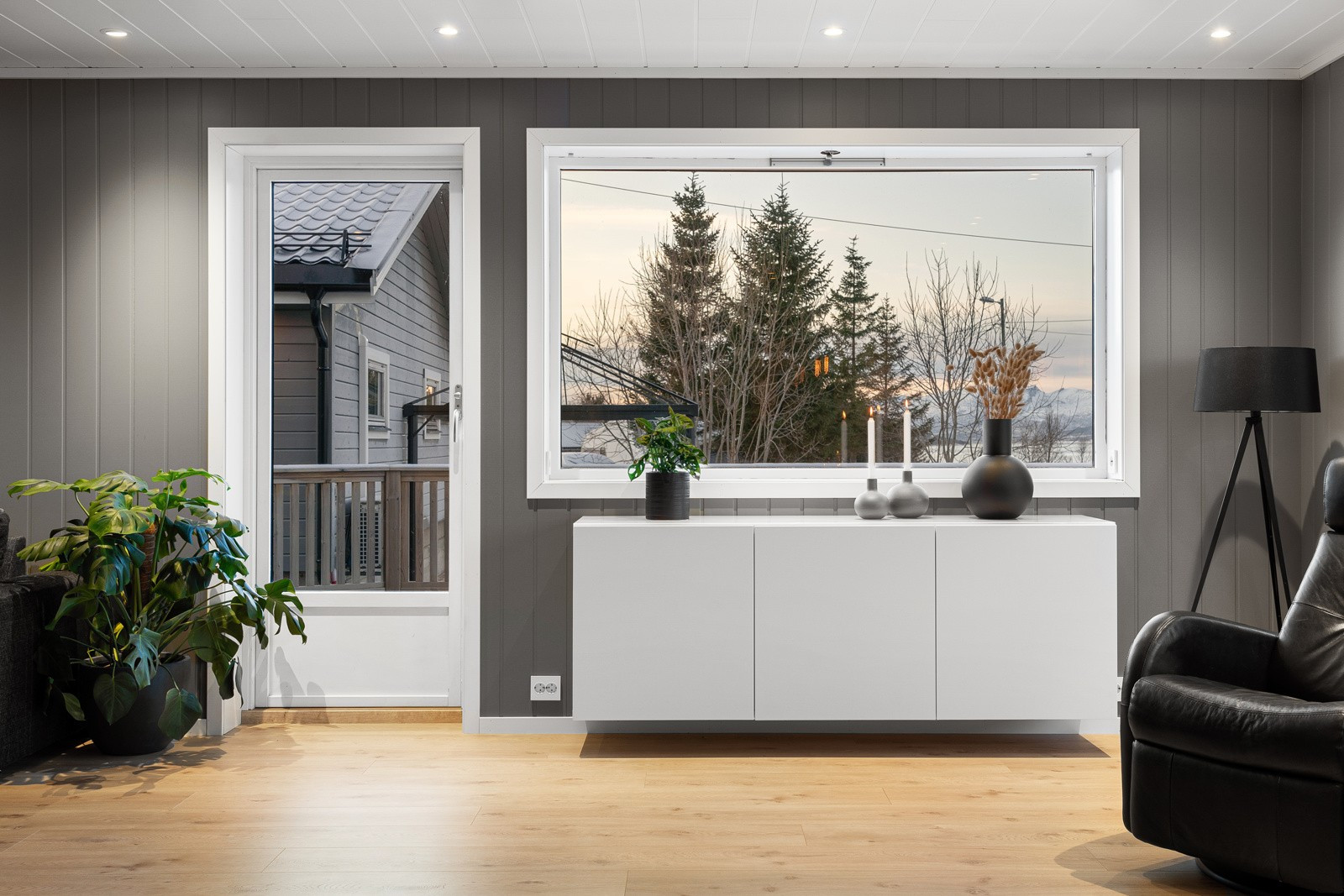 Fra stuen er det utgang til sørvestvendt terrasse