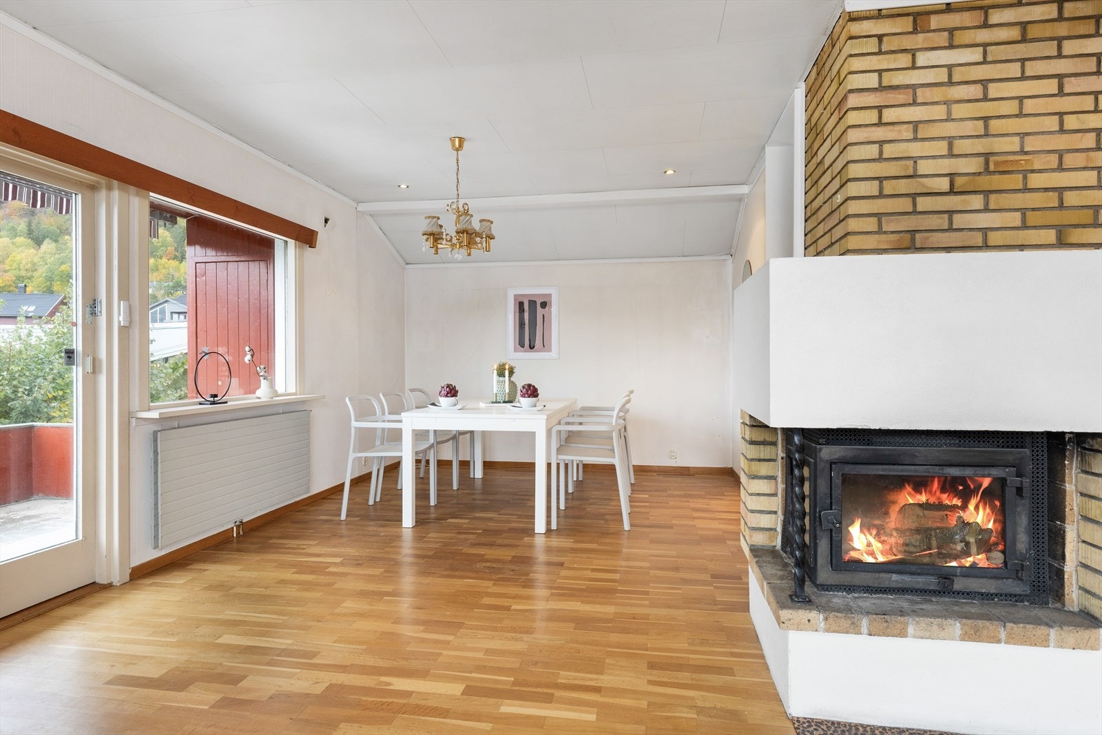 God plass til spisestue i tilknytning til kjøkken Galleribilde