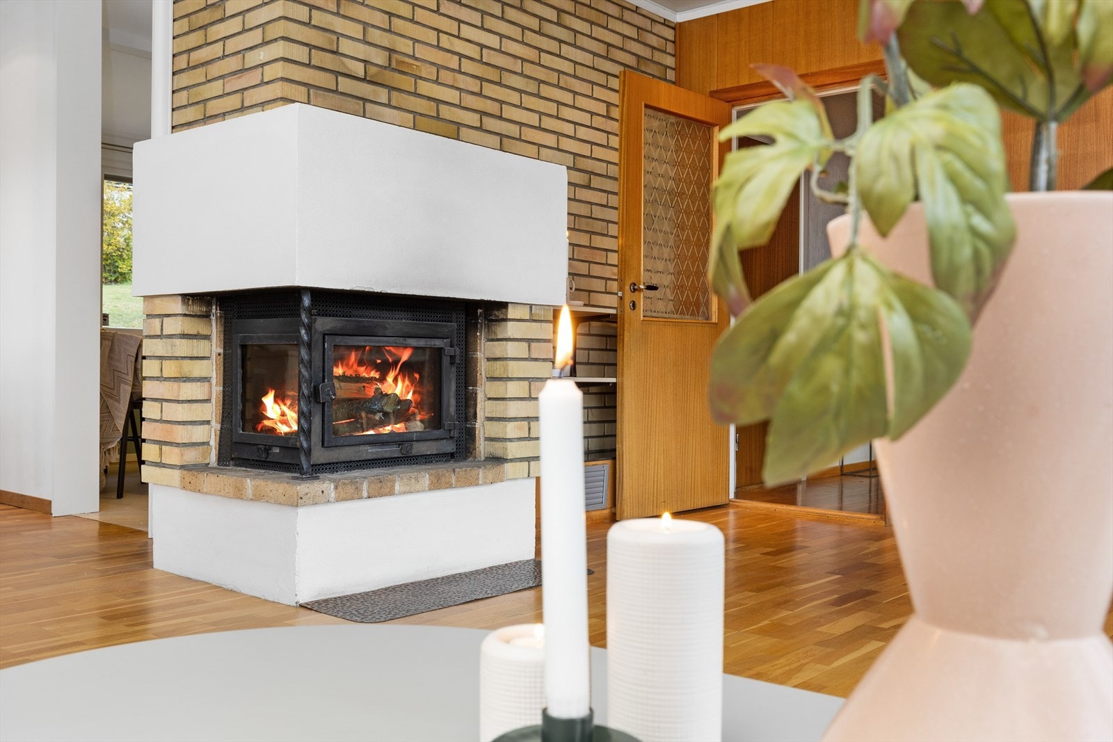 Stuen har vedfyr, som gir god varme på vinterdager Galleribilde