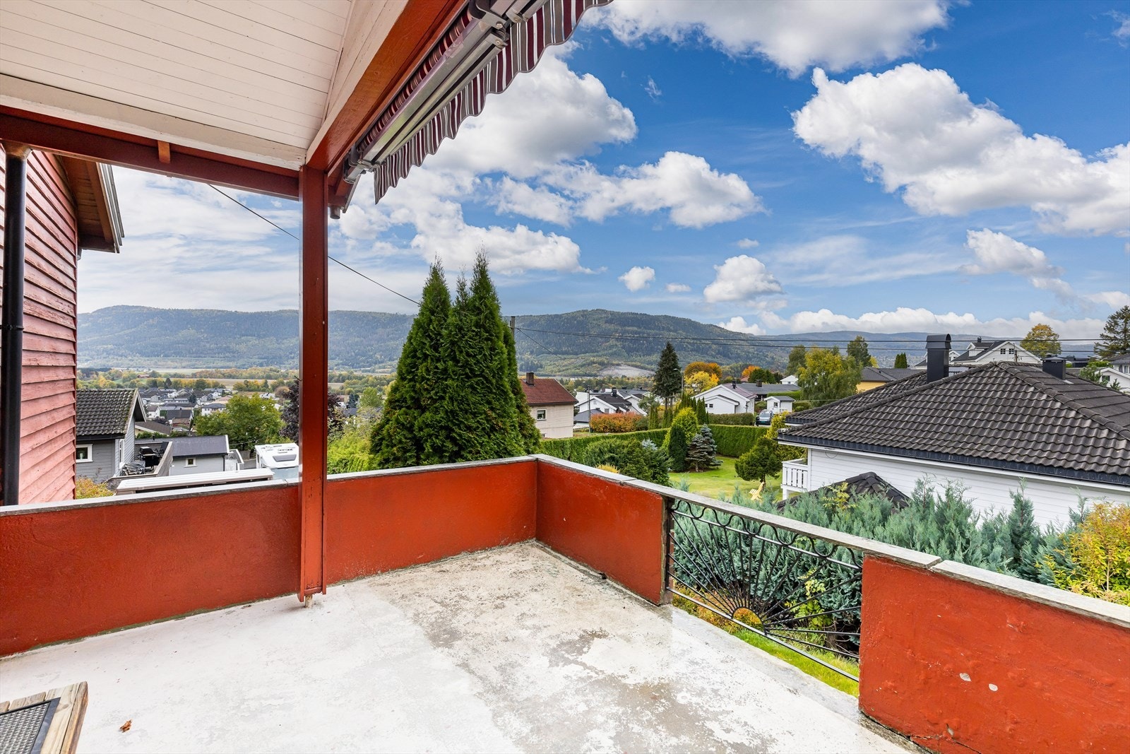 Utsikt mot natur og boligområde Galleribilde