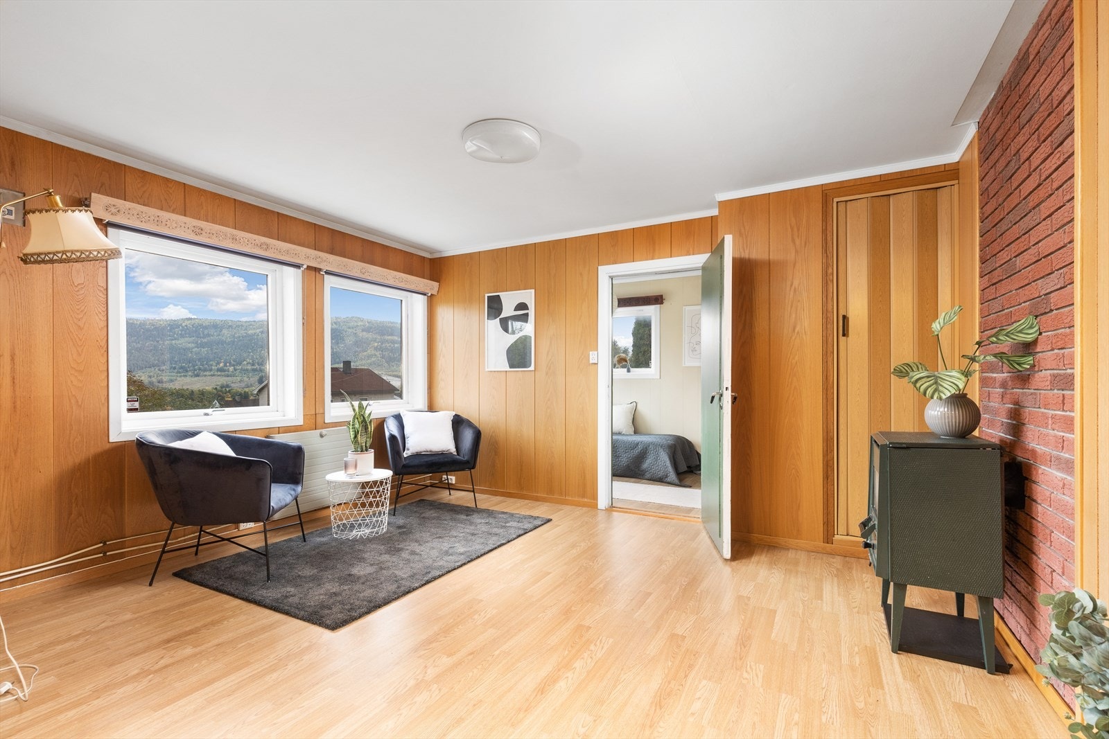 Det er innredet kjellerstue og soverom i underetasje, dog er dette byggemeldt som hobbyrom/klesrom Galleribilde