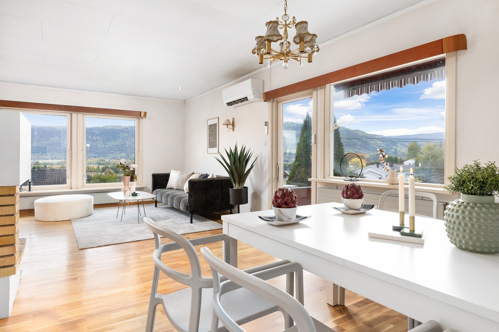 Boligen strekker seg over to etasjer, beliggende på en veletablert tomt Galleribilde