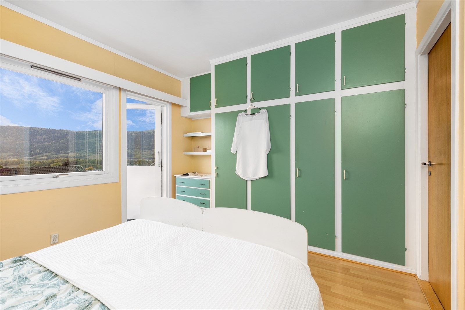 Plassbygget skap på hovedsoverom Galleribilde