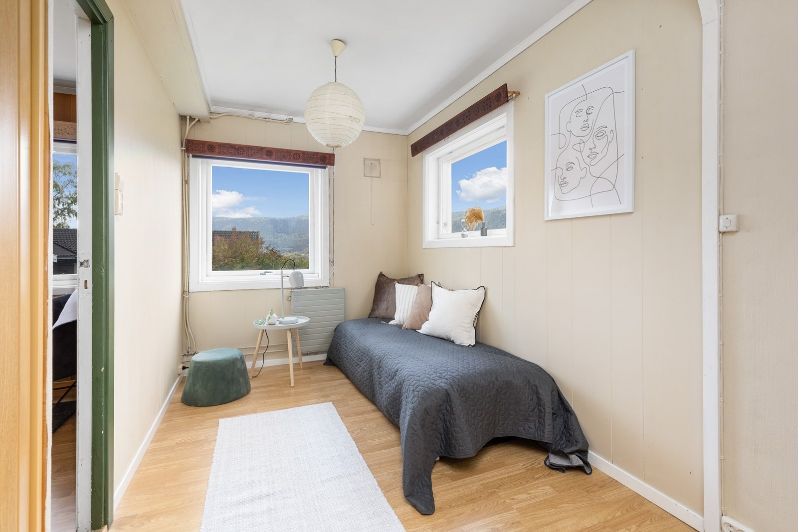 Rom innredet som soverom, dog byggemeldt som klesrom Galleribilde