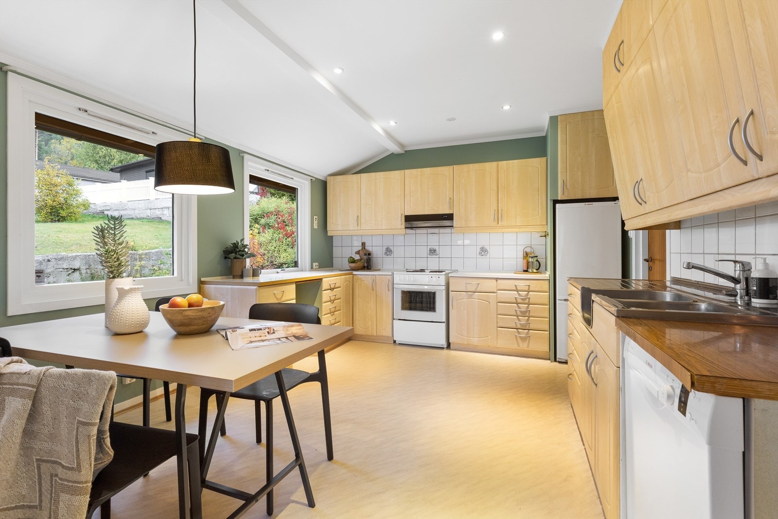 Kjøkken med mye naturlig lys Galleribilde