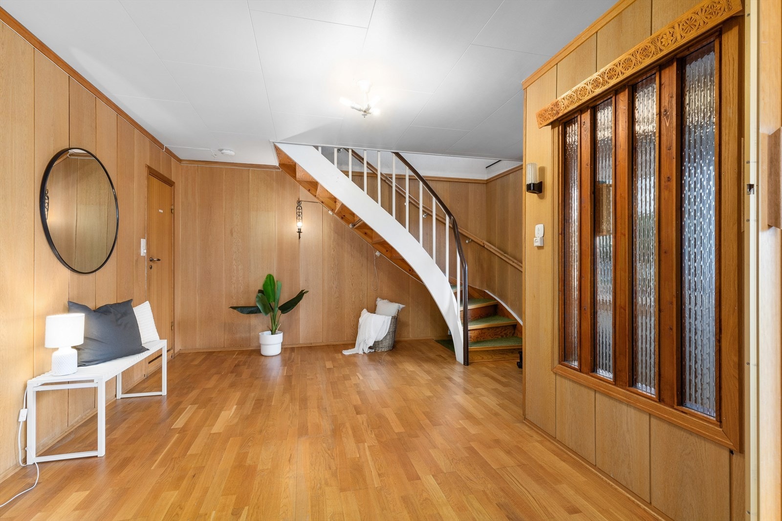 Fra entré er det videre inn til stor hall med god plass for å henge fra seg Galleribilde