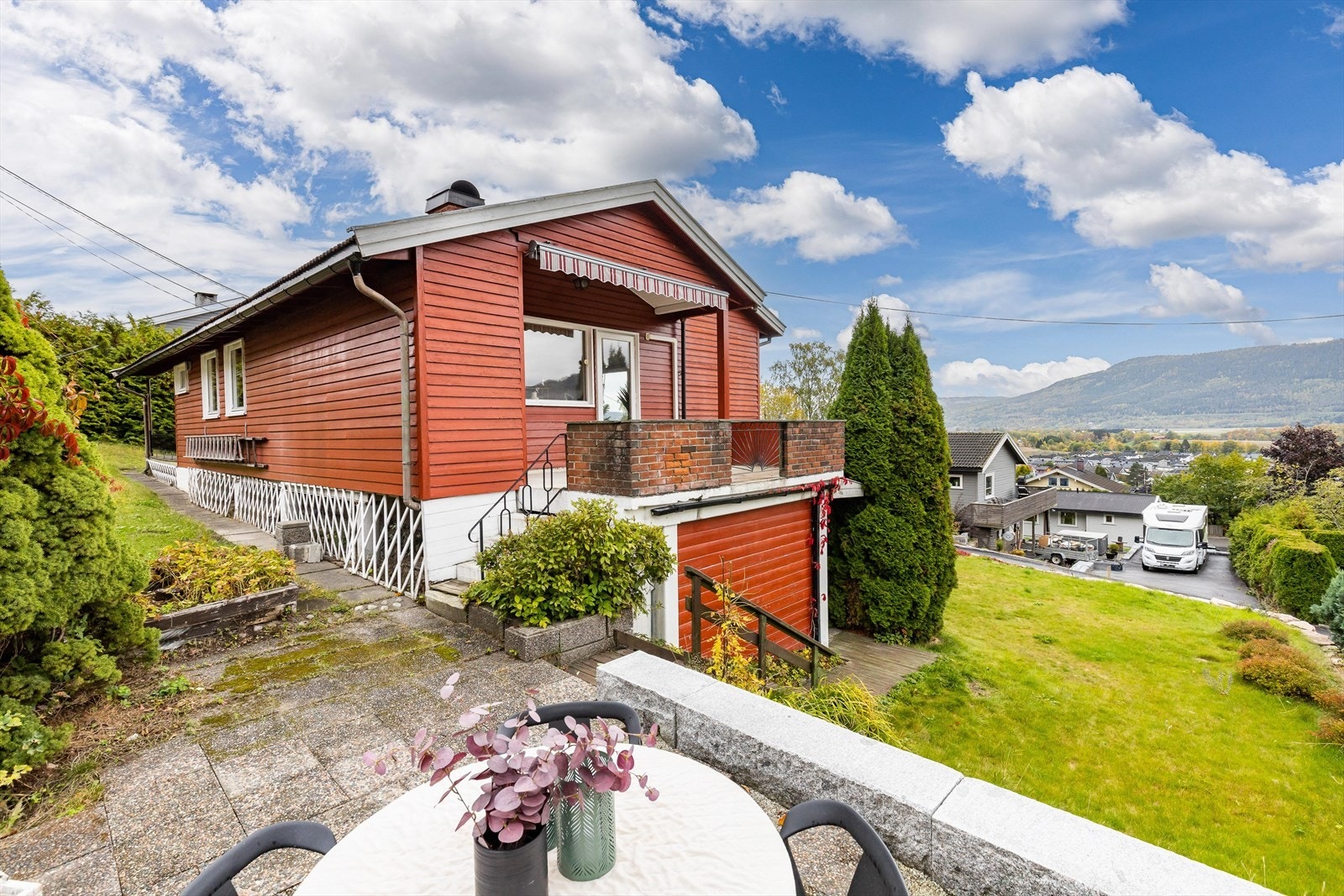 Dette er en enebolig over to plan med garasje, med beliggenhet i hjertet av Solbergelva Galleribilde