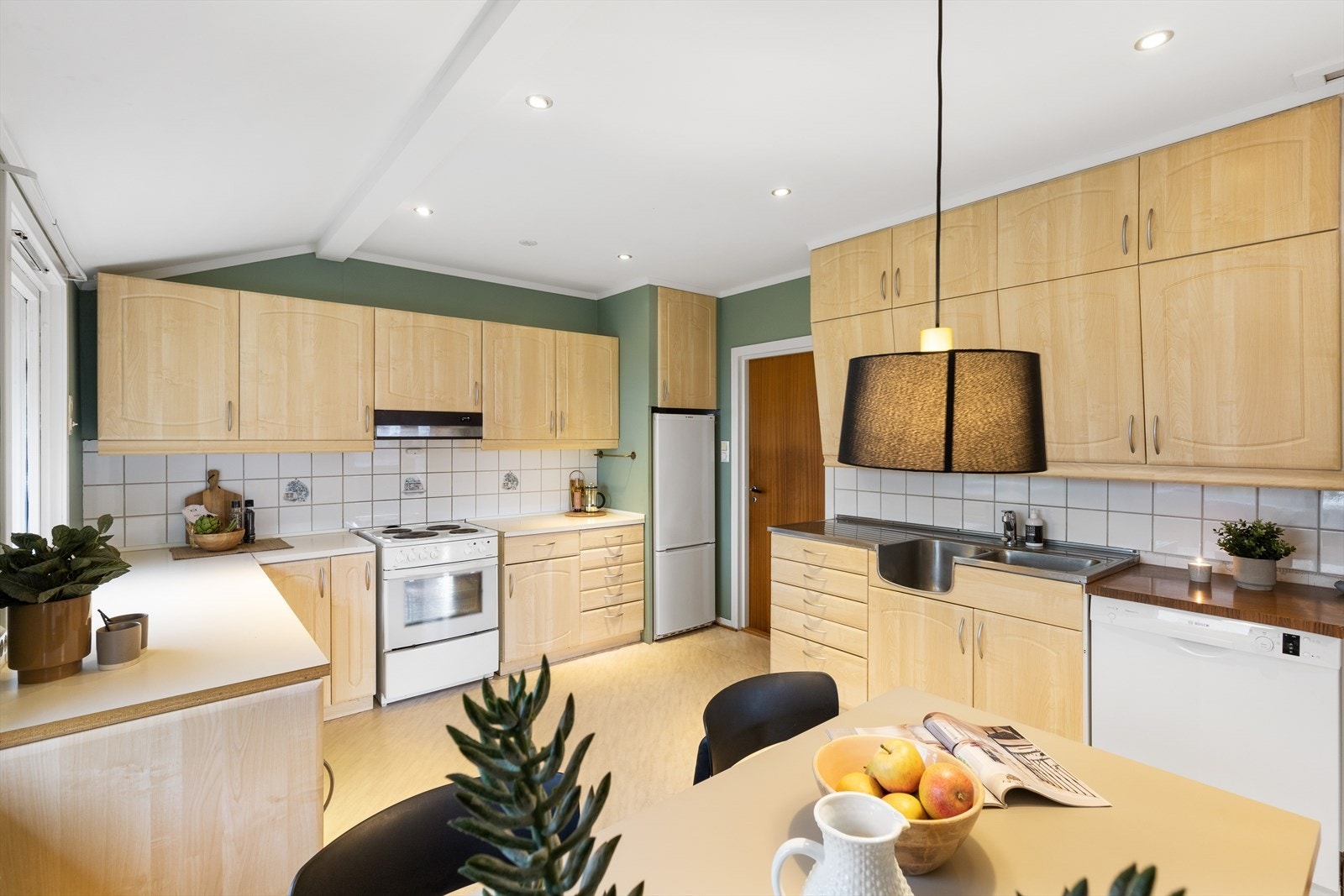 Romslig kjøkken med gjennomgang fra stue og gang Galleribilde