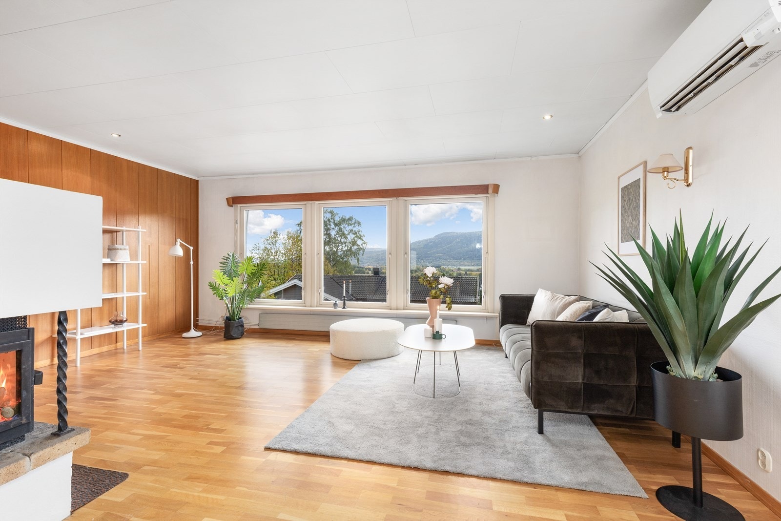 Stuen er lett å møblere, med god plass for sofa og tilhørende møblement med utsikt til Drammen by. Galleribilde