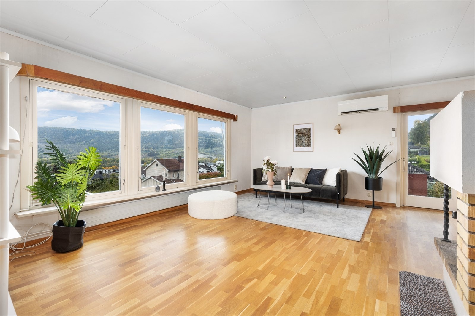 Stuen har store vinduer som gir gode lys- og utsiktsforhold Galleribilde