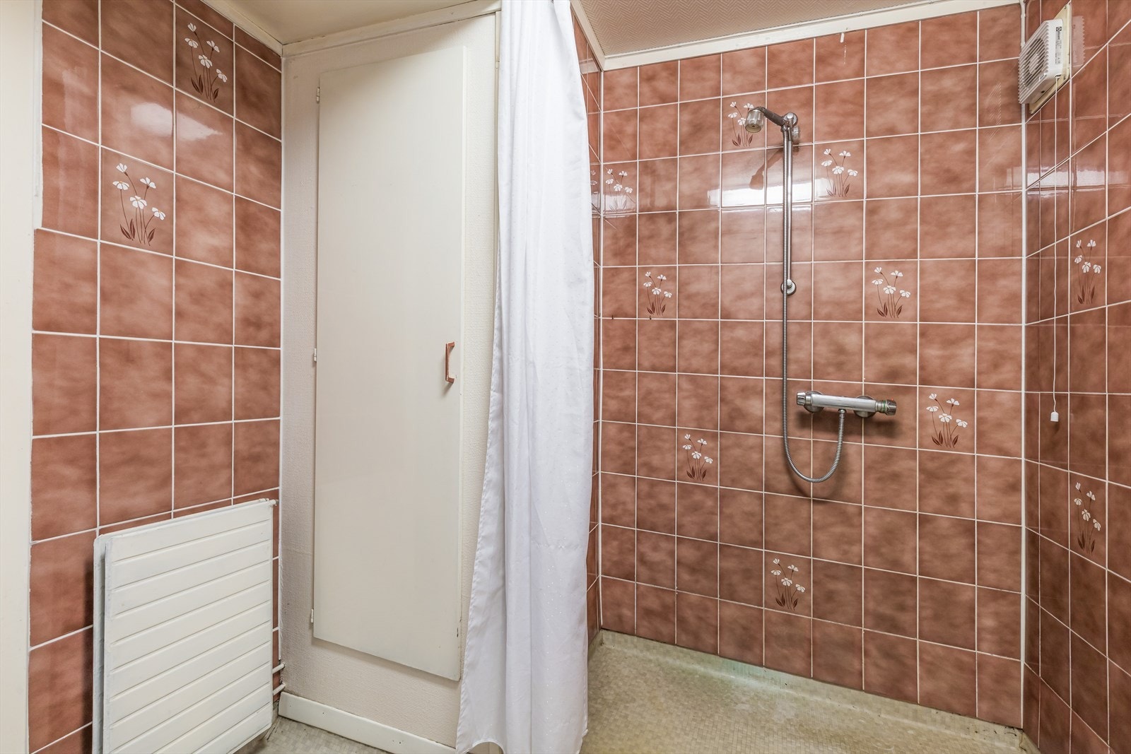 Dusj med integrert skap Galleribilde