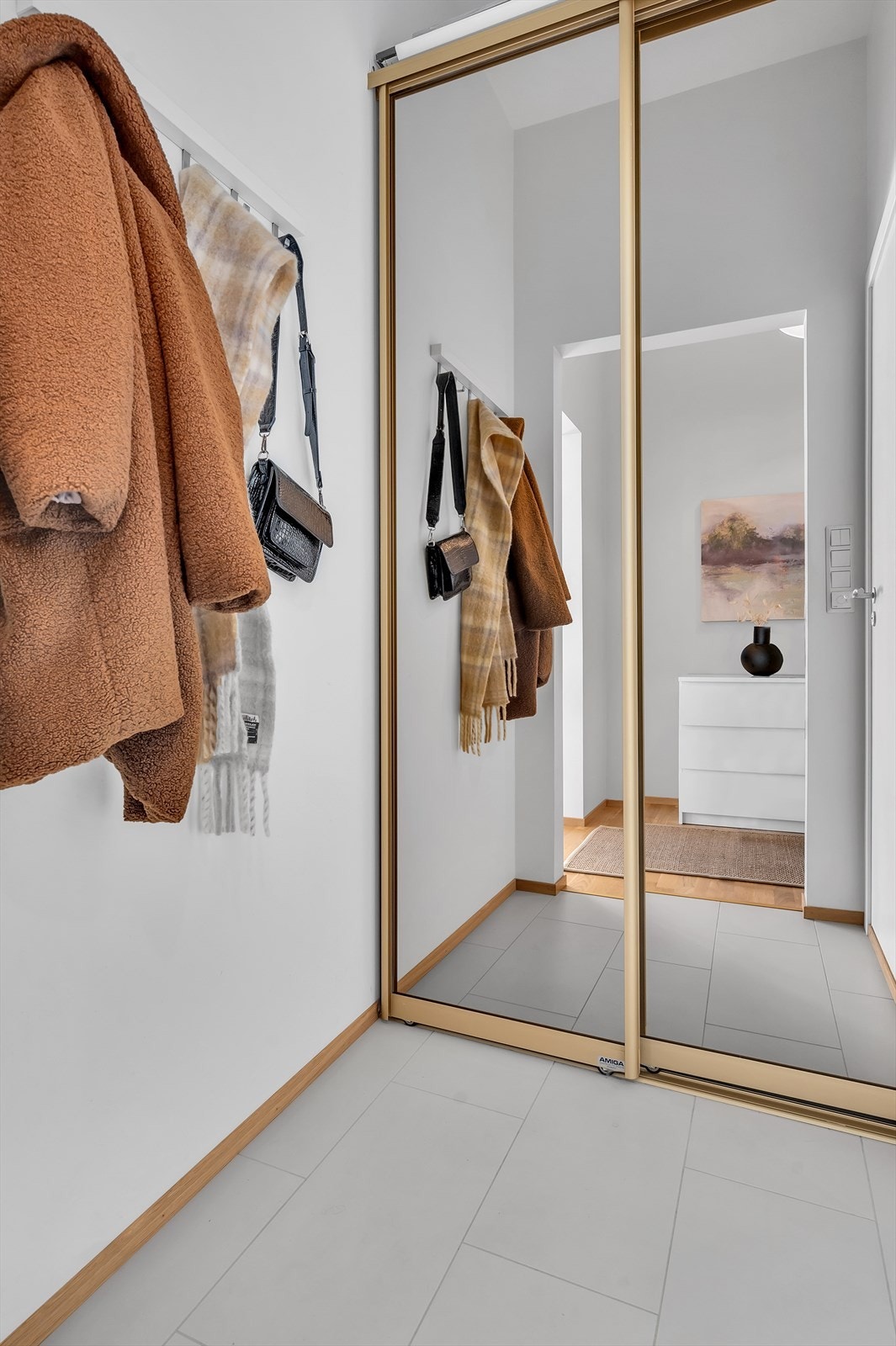 Gang med skyvedørsgarderobe Galleribilde