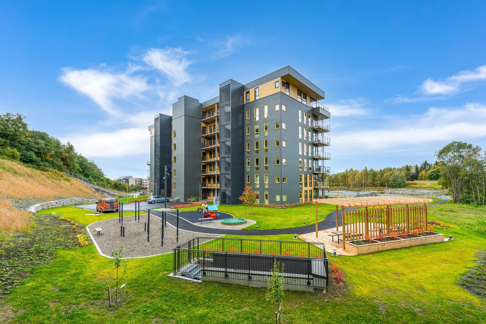 Flotte uteområder med bl.a lekeplass, utegym og pergola. Galleribilde
