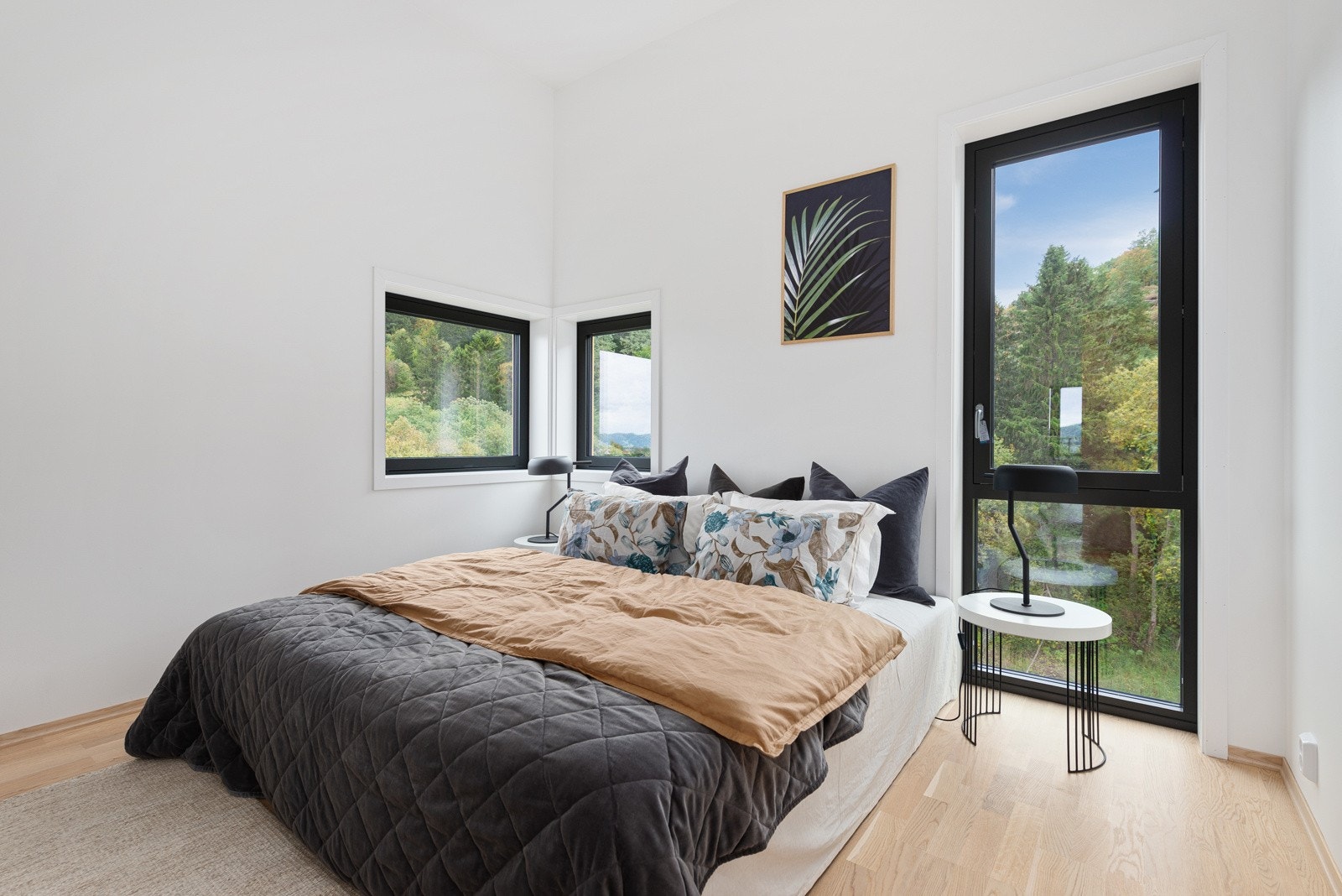 Pent hovedsoverom med utsikt mot skogen. Galleribilde