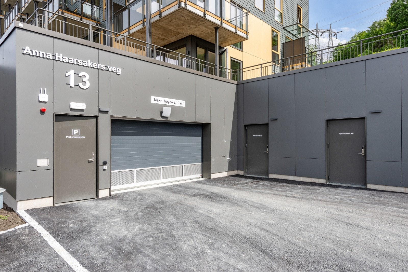 P-kjeller og romslig sykkelbod. Galleribilde