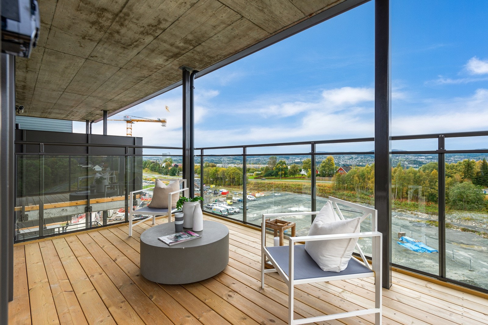 Solrik balkong vendt mot vest med fantastisk utsikt over byen og fjorden. Galleribilde