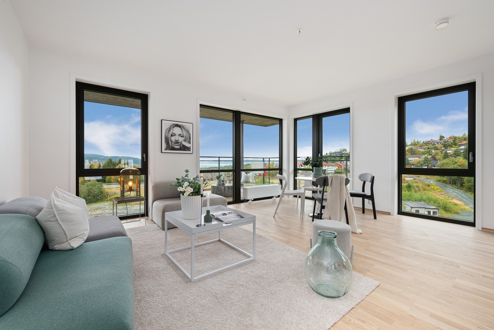 Velkommen til Anna Haarsakers veg 13 - Flunkende ny og strøken 3-roms med ypperlig beliggenhet på enden i 6. etasje. Galleribilde