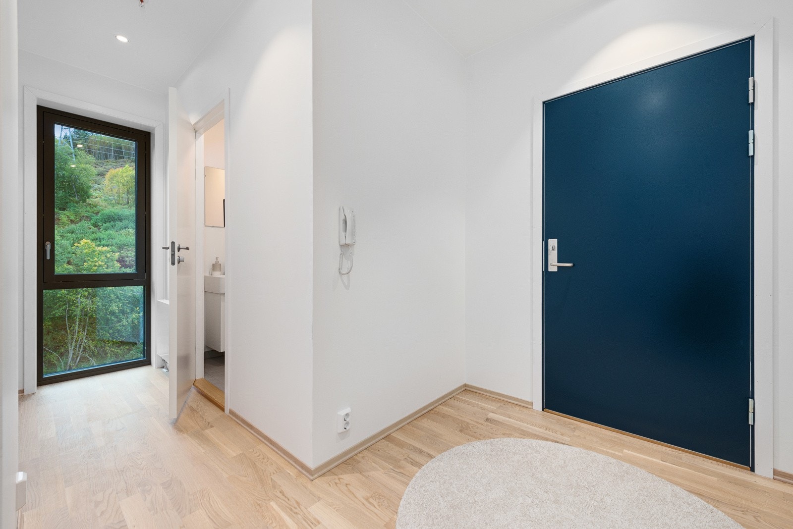 Lys og innbydende entre med innhuk for garderobe. Praktisk gjestetoalett. Galleribilde