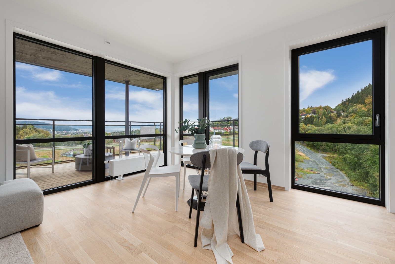 Særdeles lys og luftig stue med store vindusflater. Bygget ligger i enden og har ikke sjenerende innsyn. Galleribilde