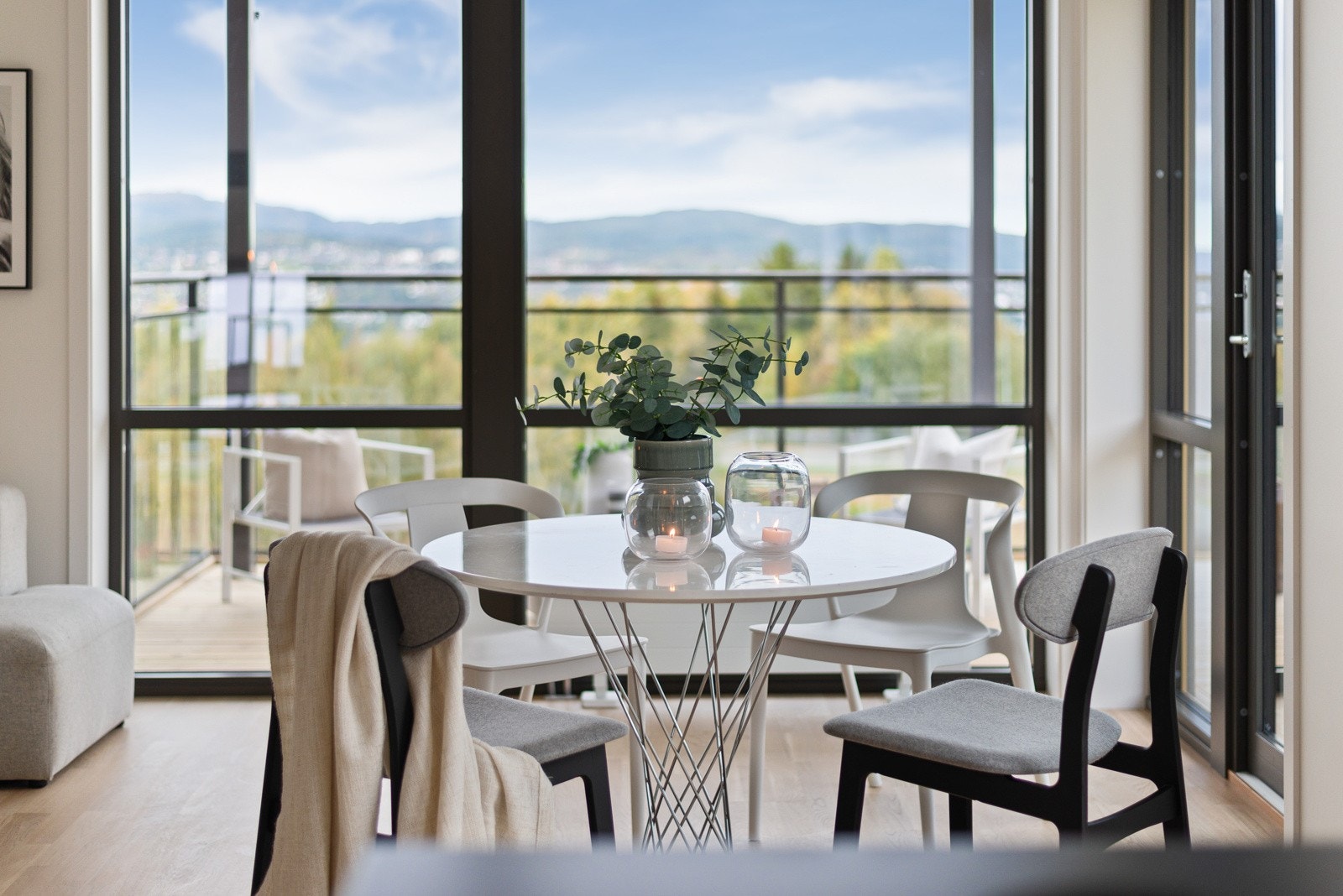 Spisestue med glimrende utsikt. Galleribilde
