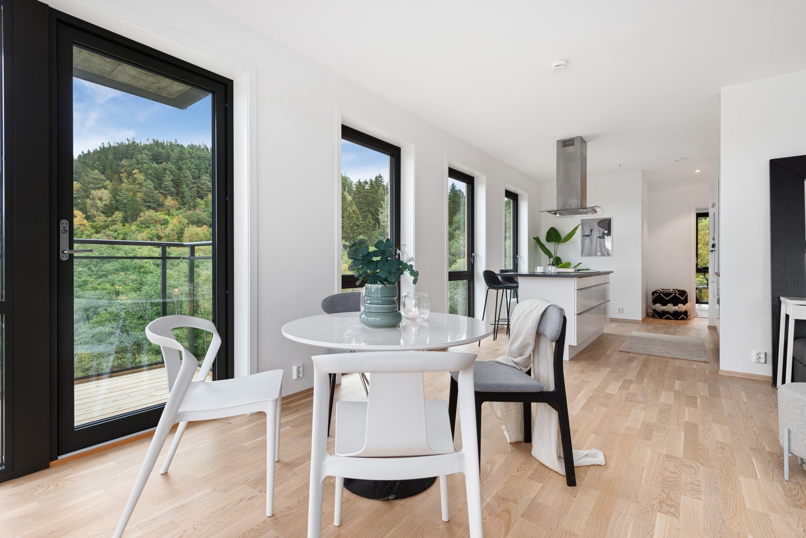 Åpen stue- og kjøkkenløsning. Galleribilde