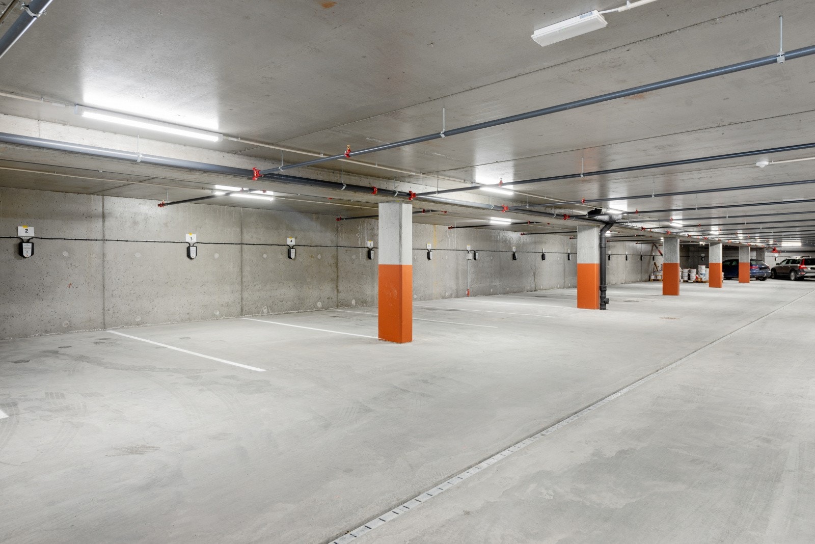 Egen plass i p-kjeller med lademulighet for elbil. Her finnes også en egen vaskeplass for bil. Galleribilde