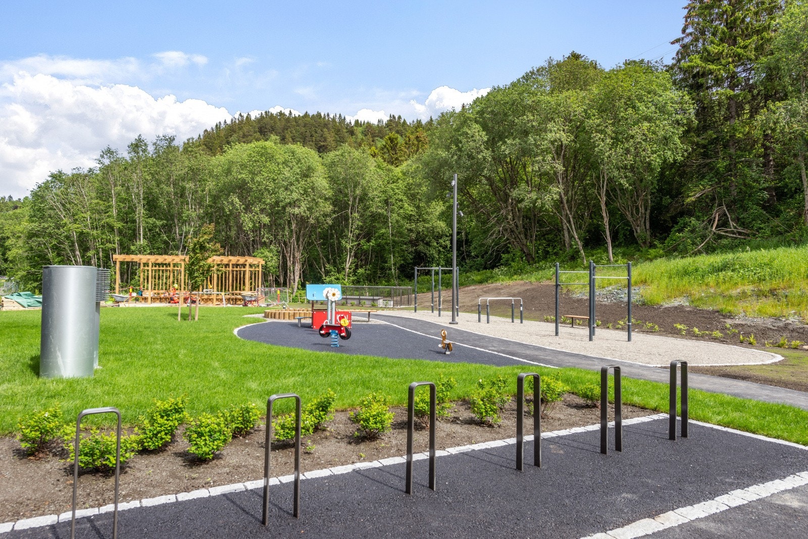 Uteområde med lekeplass og treningsapparater Galleribilde