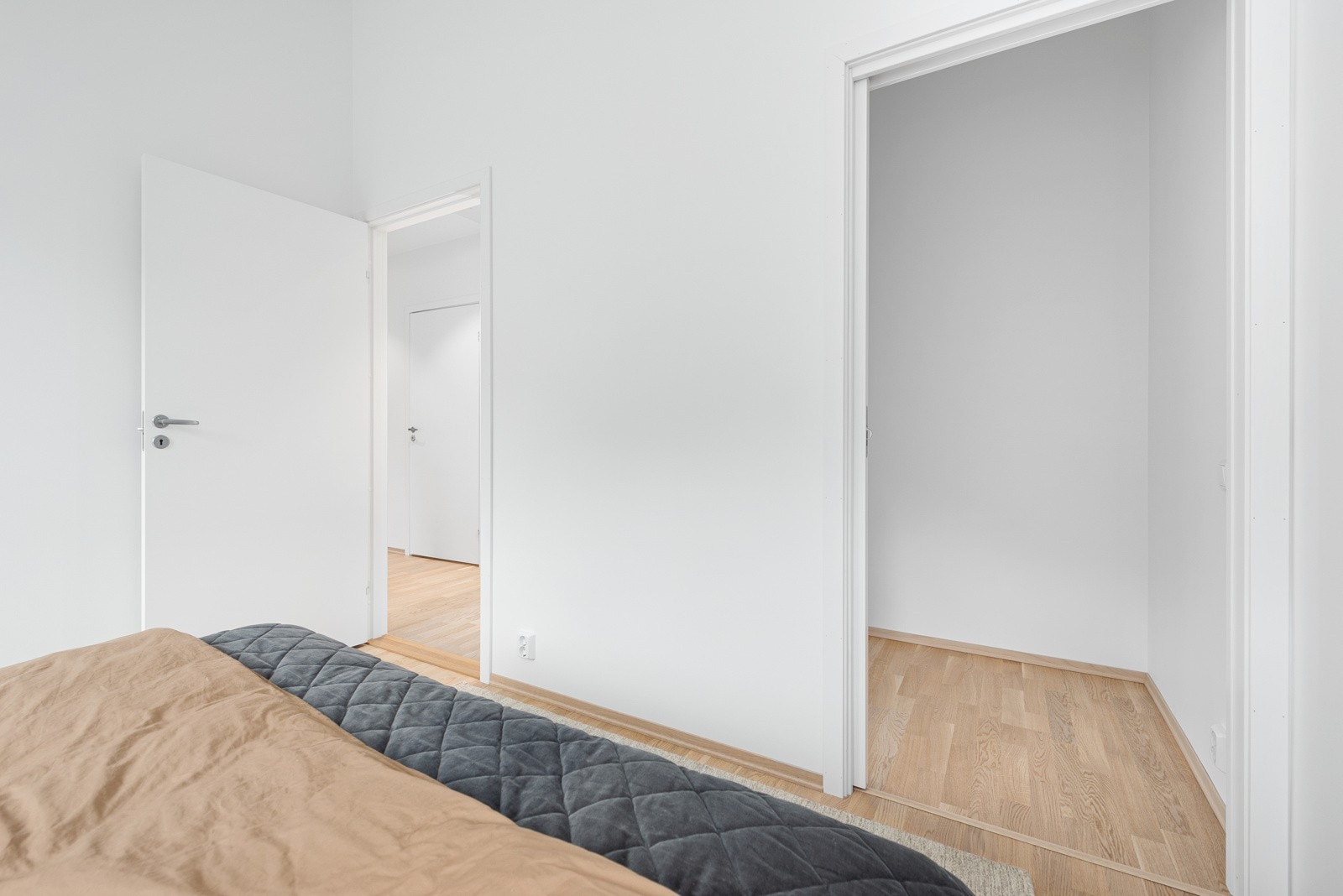 Bod tilknyttet hovedsoverom som kan brukes som walk-in garderobe. Galleribilde