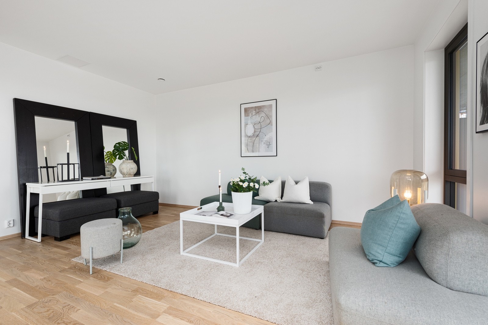 Romslig stue med moderne overflater. Galleribilde