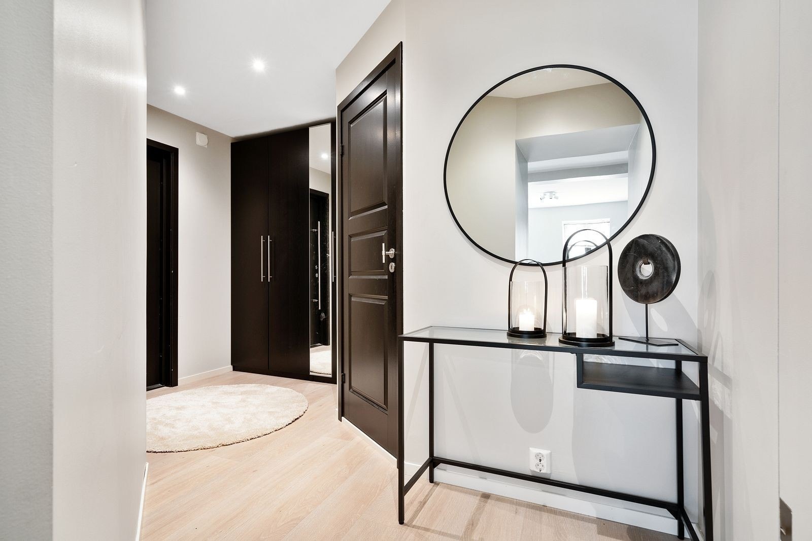 Romslig entree med egen inngangsdør Galleribilde