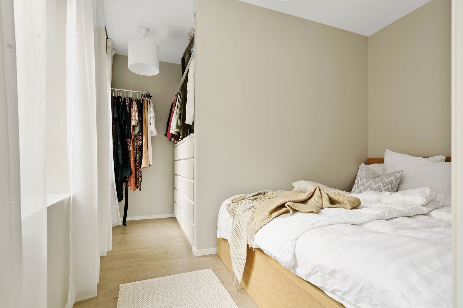 Romslig soverom med garderobeløsning Galleribilde