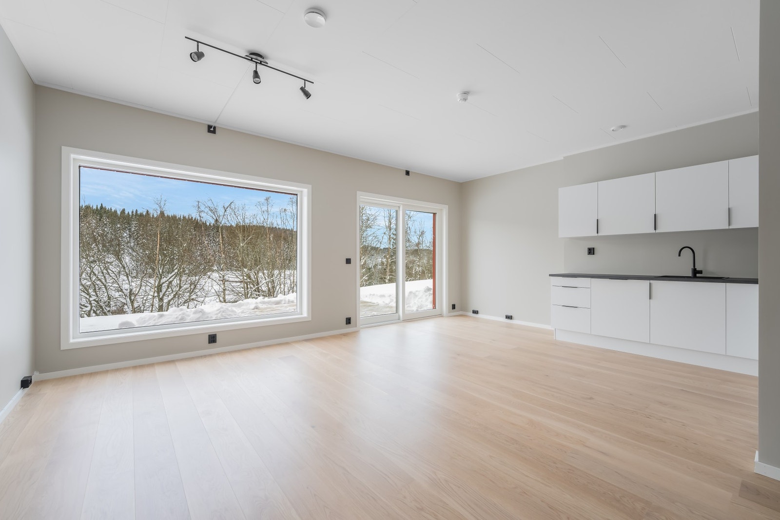 Stor stue som er lett å innrede med flere sittegrupper. Galleribilde