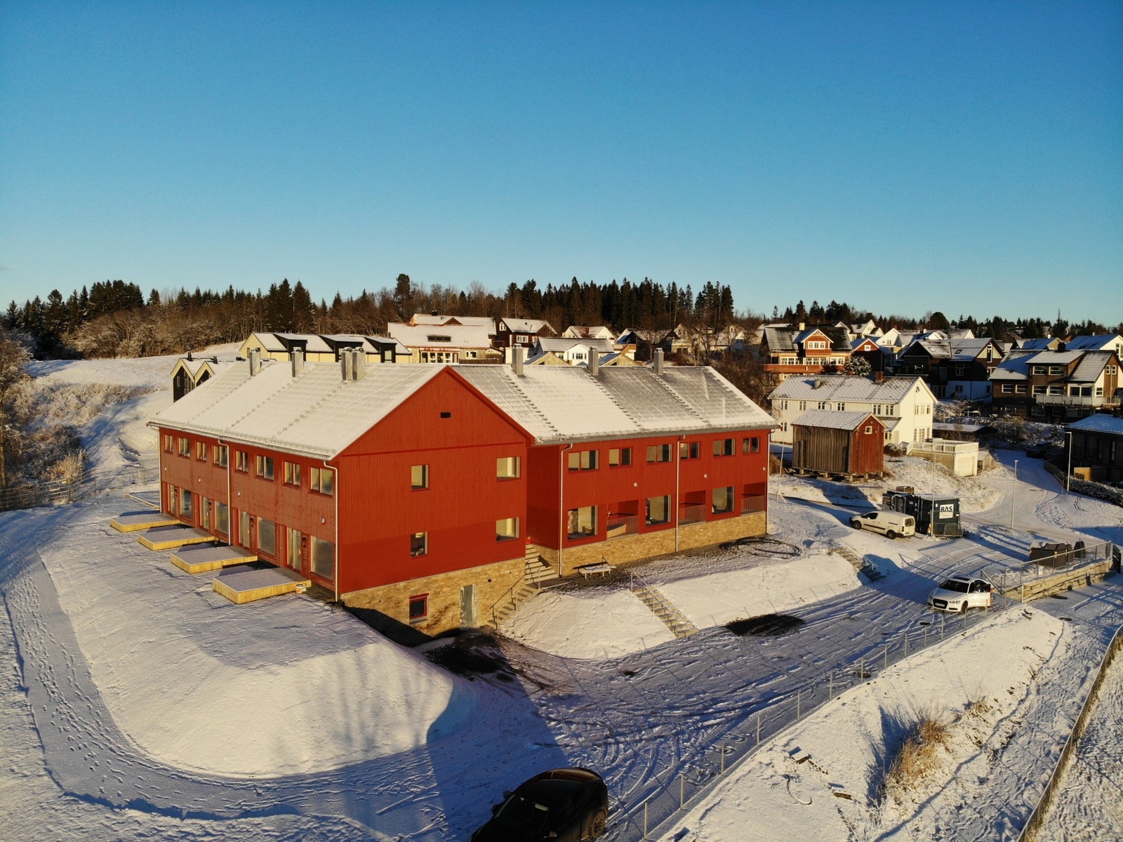 Kulsås ligger sentralt til, med kort vei til alle dagligdagse fasiliteter, som butikksenter, offentlige tjenester, treningssenter m.m. Galleribilde