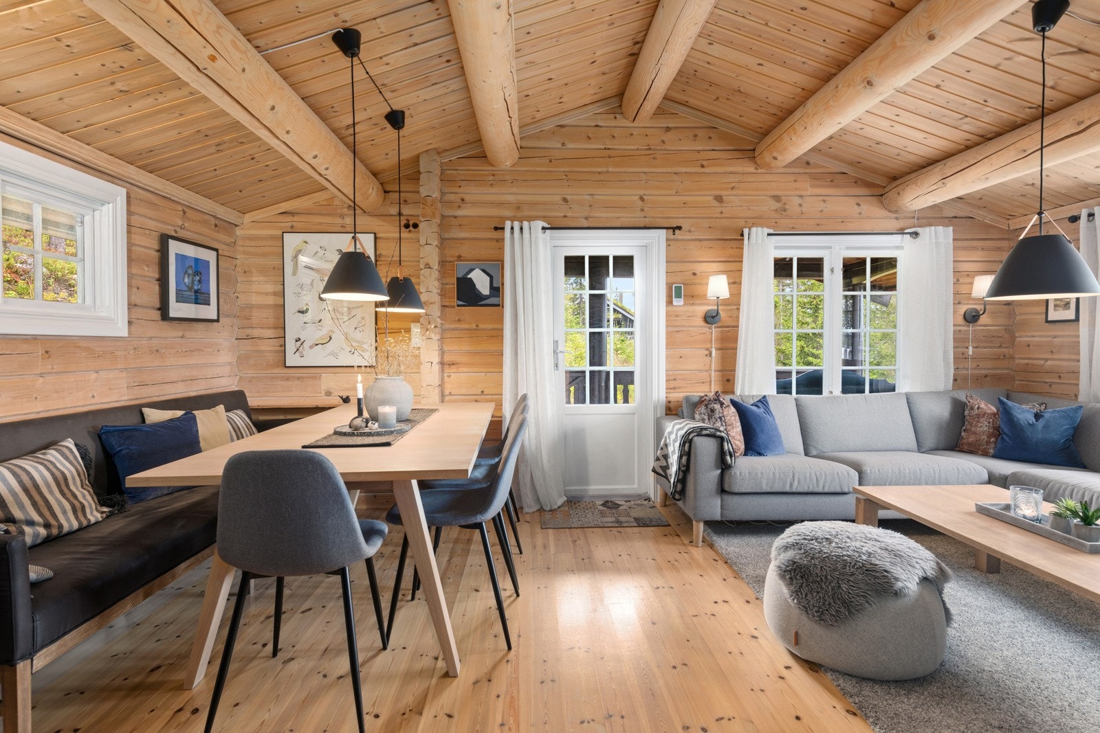 Lys og trivelig stue/spisestue med peisinnsats samt utgang til terrasse Galleribilde