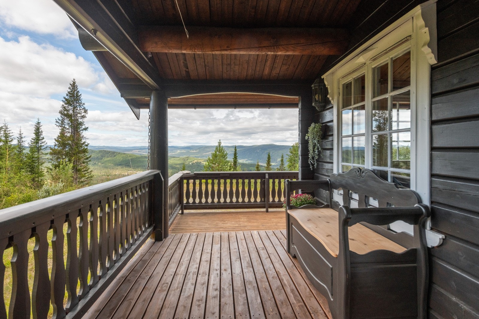 Delvis overbygget med god plass til sittegruppe Galleribilde