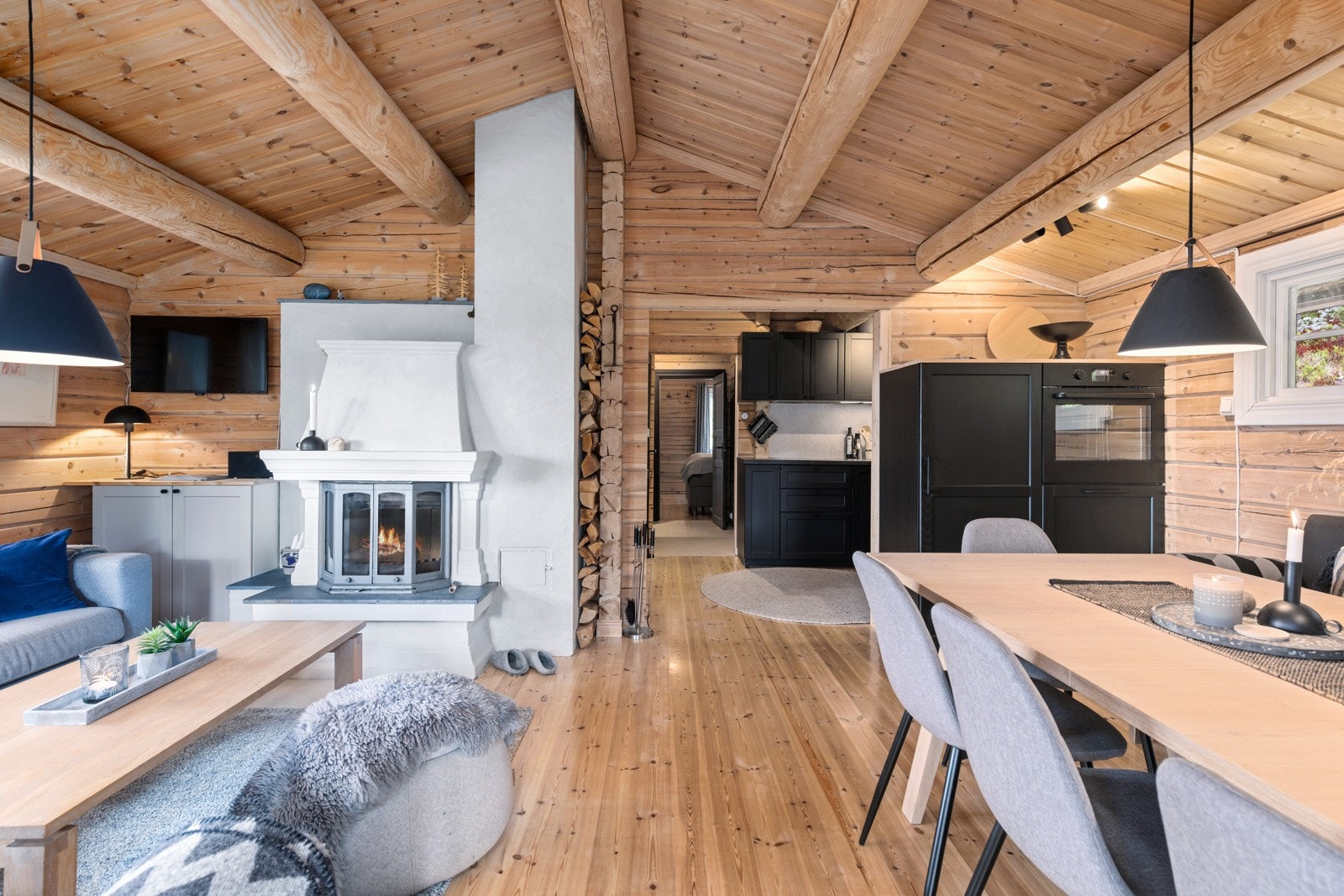 Stue/spsestue med peisinnsats og flott rausta tak Galleribilde