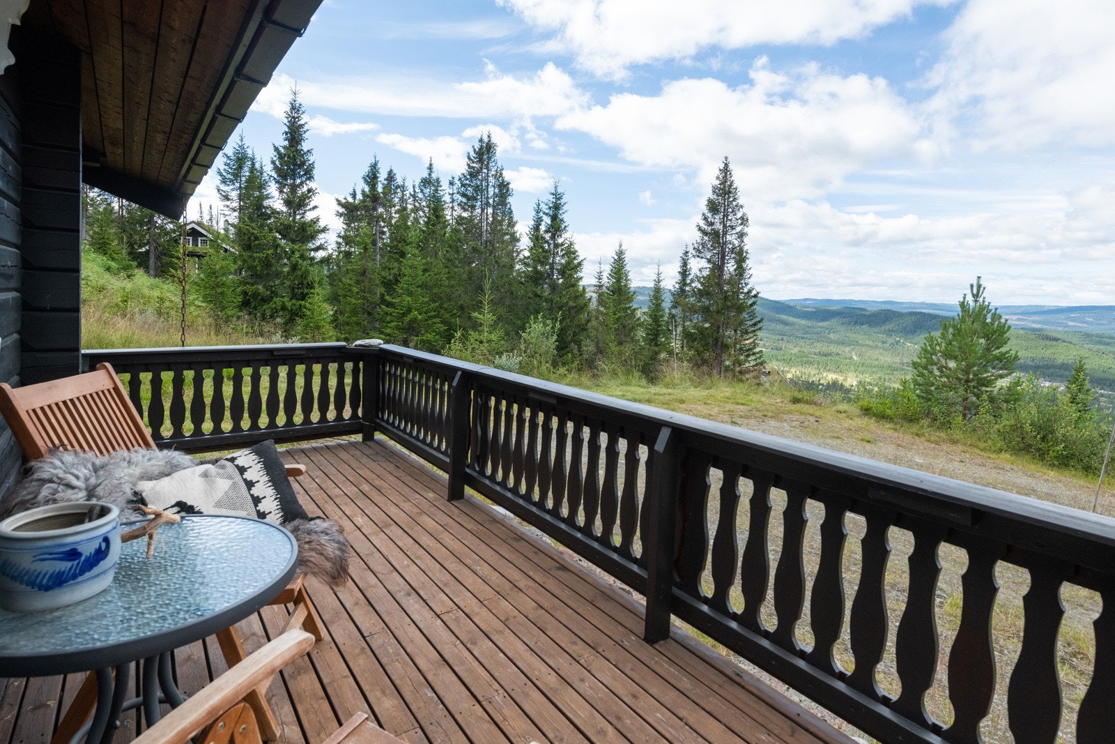 Montert veranda utenfor stuen og ved inngangsparti. Utført med gulv av impregnert trevirke og rekkverk i tre. Totalt areal cirka 31 m2, og herav cirka 10 m2 overbygget ut fra stuen. Galleribilde