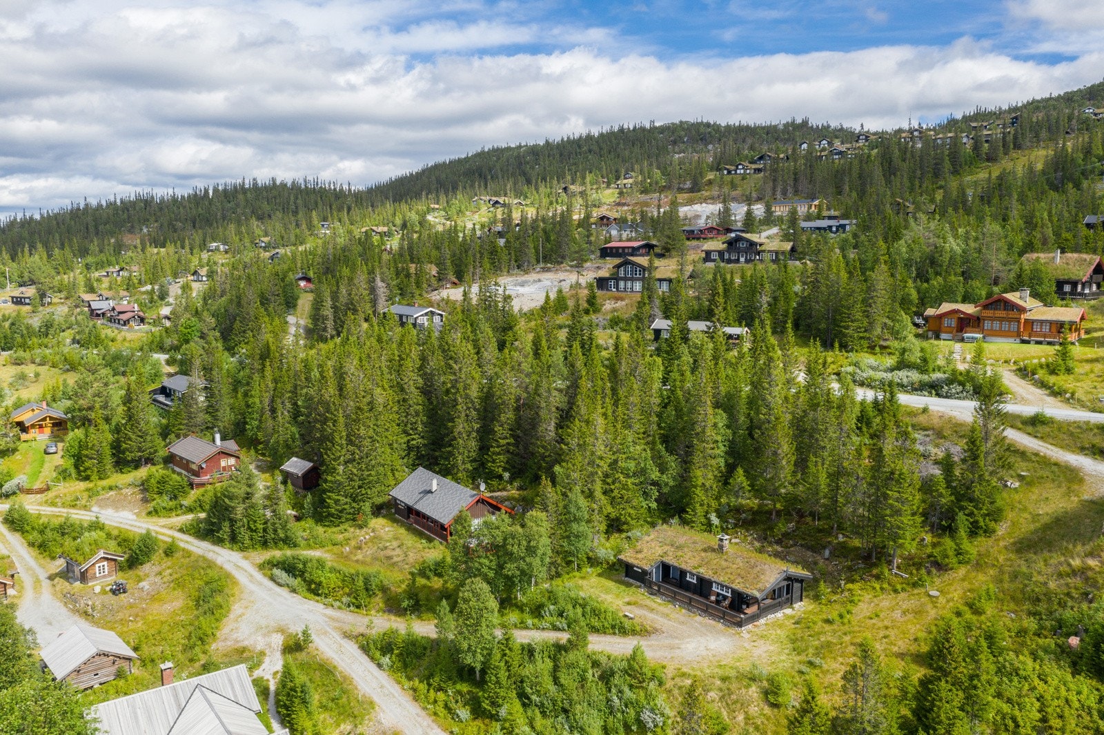 Langrennsløypen mot høyfjellet starter ca. 250 meter fra hytta. Herfra fortsetter turen sørover med solen i ansiktet innover i et imponerende løypenett på snaufjellet. Galleribilde