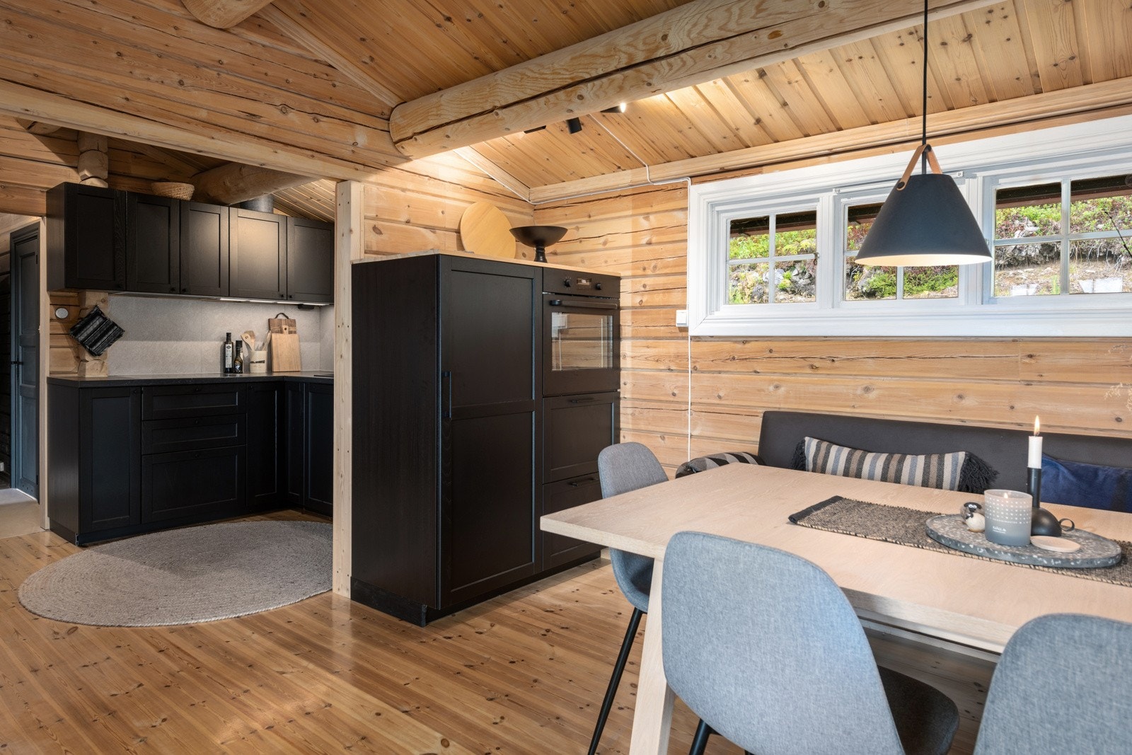 Kjøkken delvis åpent inn til stue/spisestue Galleribilde