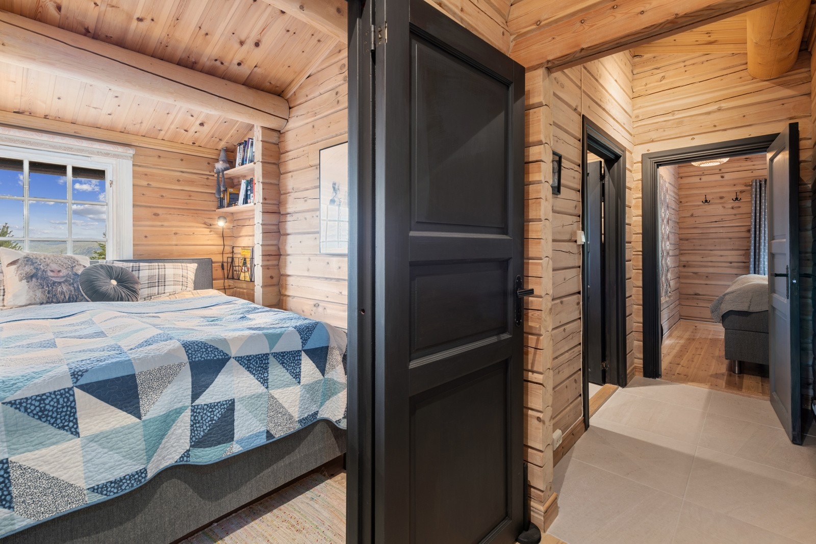 Soverom med plass til dobbeltseng Galleribilde