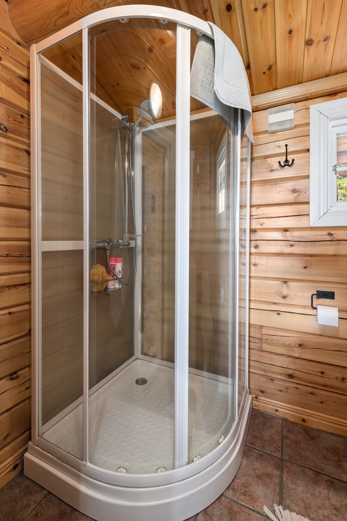 Det er montert toalett og dusjkabinett, samt lagt opp strøm til evt. vaskemaskin. Galleribilde