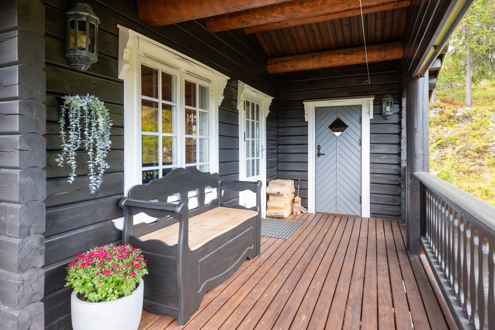 Koselig overbygget inngangsparti Galleribilde