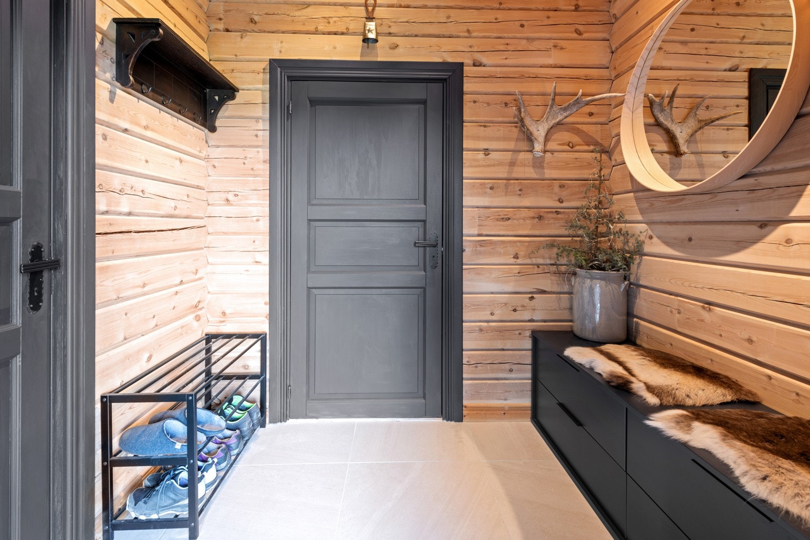 Delikate sorte dører i hele hytten Galleribilde