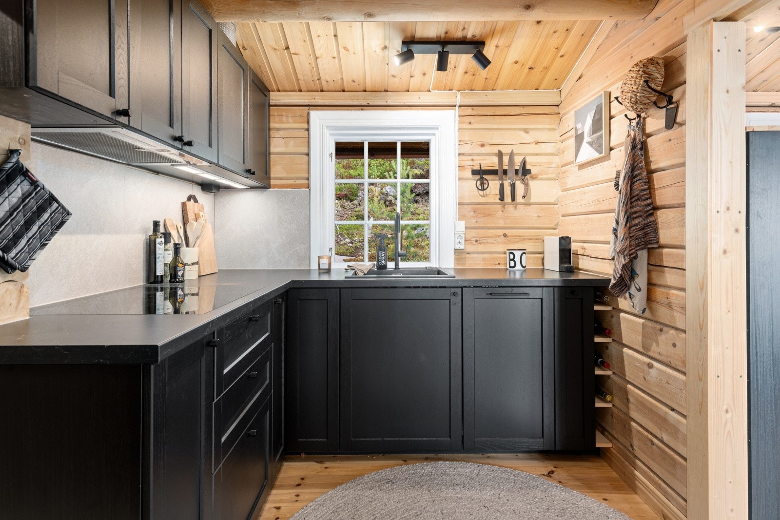 Kjøkkeninnredningen har godt med skapplass i benkeskap, overskap og halvhøye skap plassert ved spisestuen. Galleribilde