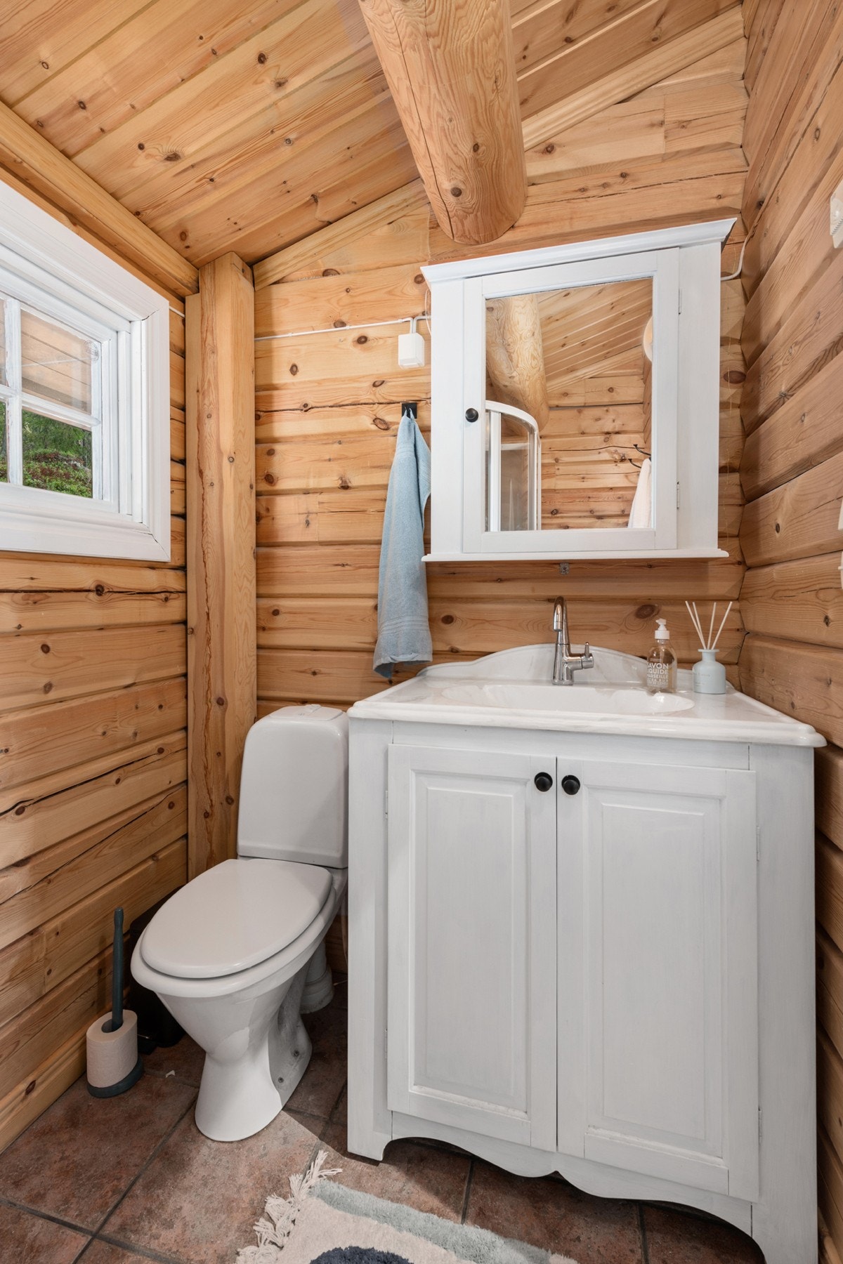 Badet er innredet med heldekkende servant, utført med benkeskap og overskap med speil. Galleribilde